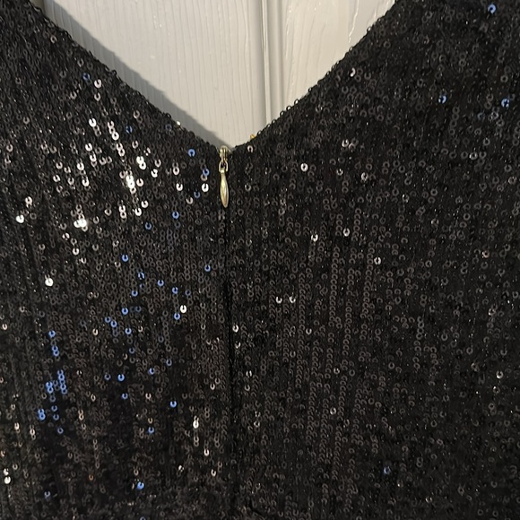 DRAPER JAMES RSVP Sleeveless V-Neck Sequin Dress in Black - Picture 5 of 8